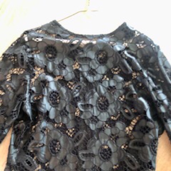 Stunning like new black floral appliqué top size large - Picture 4 of 10